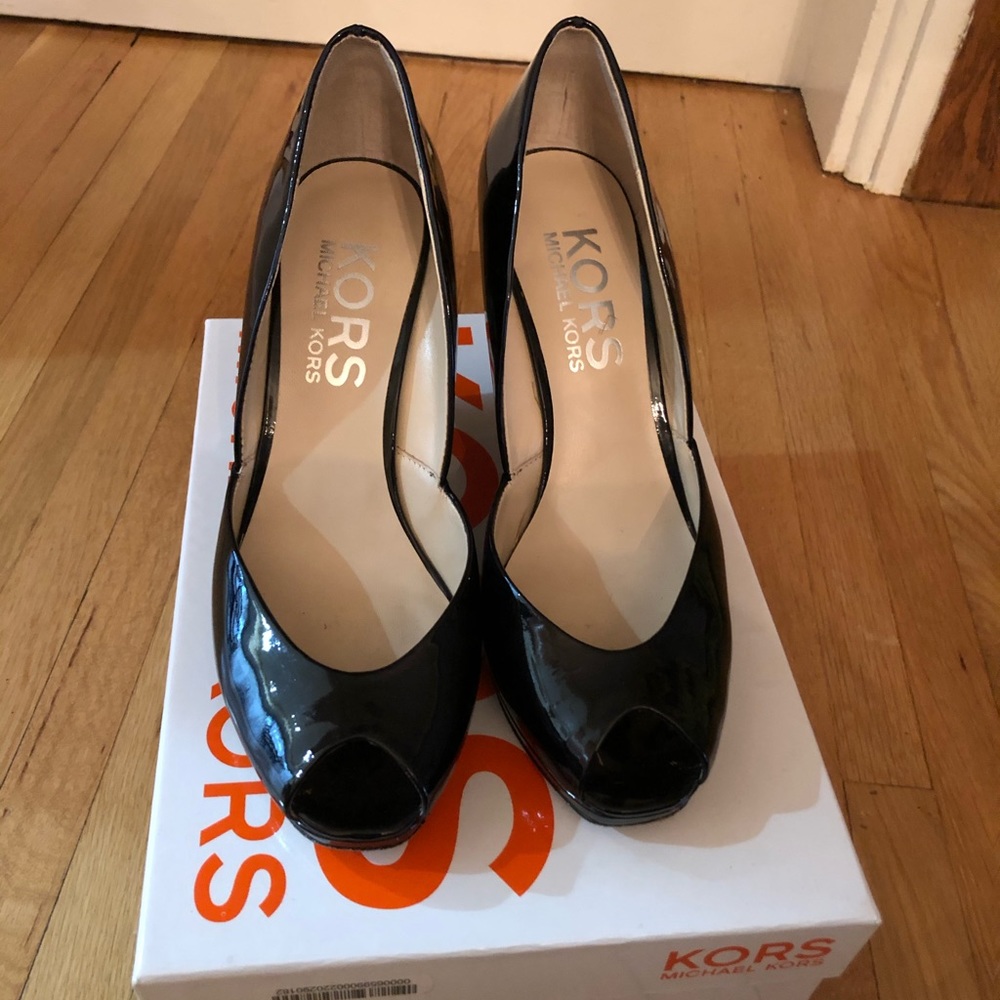 Kors Michael Kors patent black wedges size 8.5 EUC